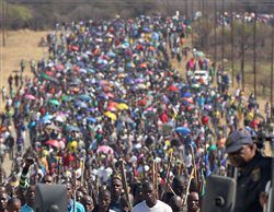 Τιμή στους δολοφονημένους απεργούς στην ν. Αφρική. Ο αγώνας συνεχίζεται δυναμικά στα ορυχεία