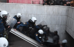 Εκατοντάδες υψωμένες γροθιές αλληλεγγύης