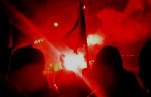 Οι υψωμένες γροθιές αλληλεγγύης πληθαίνουν