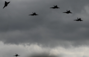 Γιατί χαίρεται ο κόσμος και χαμογελάει, πατέρα…