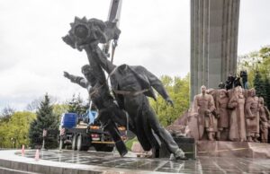 Για το άγαλμα της ρωσοουκρανικής φιλίας που καταστράφηκε