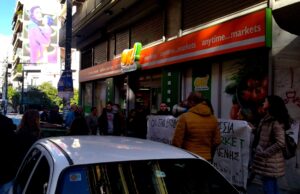 Βύρωνας: παρέμβαση και πορεία για την απόλυση εργαζόμενης από τα OK markets