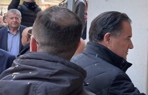 Τουιτάρουν και εμπαίζουν… πάνω στο διαλυμένο ΕΣΥ