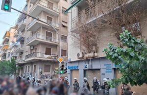 Επίδειξη δύναμης από τα ΜΑΤ στην πλατεία Βικτωρίας