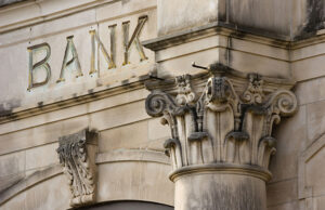 Τραπεζικοί πυλώνες από τα ερείπια της εργασίας μας