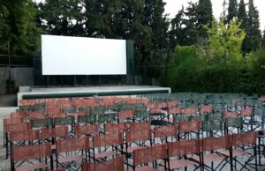 Δήμος Καισαριανής, Cine Αιολία: Ταινίες χυδαίου αντικομμουνισμού, ίσων αποστάσεων και αριστερού μικροαστισμού