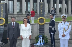 Βαθιά υπόκλιση υποτέλειας στο πολεμικό μουσείο της Κορέας