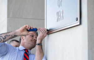 Άλλαξε ο Μανωλιός και έβαλε τα ρούχα του αλλιώς…