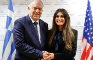 Ο αμερικανικός παράγοντας οδηγεί το τιμόνι