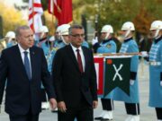 Στην πασαρέλα του Ερντογάν ολόρθος κι ο Ερχιουρμάν