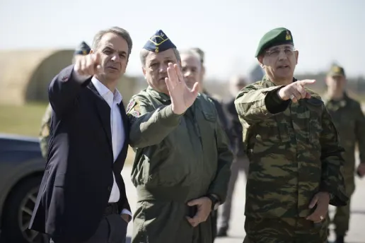 Πρώτα με τους Αμερικανούς ιμπεριαλιστές, μετά με την άμυνα…