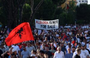 Για τη λαϊκή αγανάκτηση στην Αλβανία με το σχέδιο Κούσνερ-Ράμα